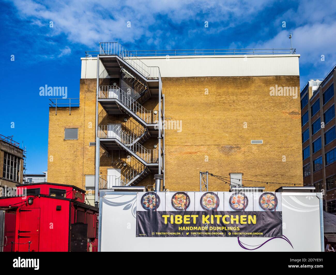 Tibet Kitchen Street Food London - Street Food Verkäufer, der authentische tibetische Gerichte serviert, die von einer tibetischen Familie geführt werden Stockfoto