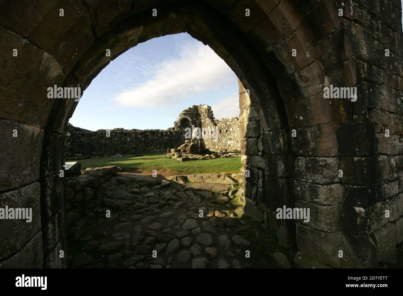 Loch Doon Castle, Dumfries & Galloway Scotland, Großbritannien. Loch Doon Castle wurde Ende 1200s von den Bruce earls of Carrick erbaut. Es mag von Robert the Bruce selbst gebaut worden sein, aber es ist wahrscheinlicher, dass es von seinem Vater, auch Robert genannt, gebaut wurde. Der größte Teil der Burg wurde Stein für Stein sorgfältig abgebaut und das gekleidete Aschlar 1935 auf dem Festland rekonstruiert. Dies wurde getan, um seine feine, ungewöhnliche Vorhangwand vor den steigenden Wasserständen zu bewahren, die durch das Wasserkraftwerk verursacht wurden. Stockfoto