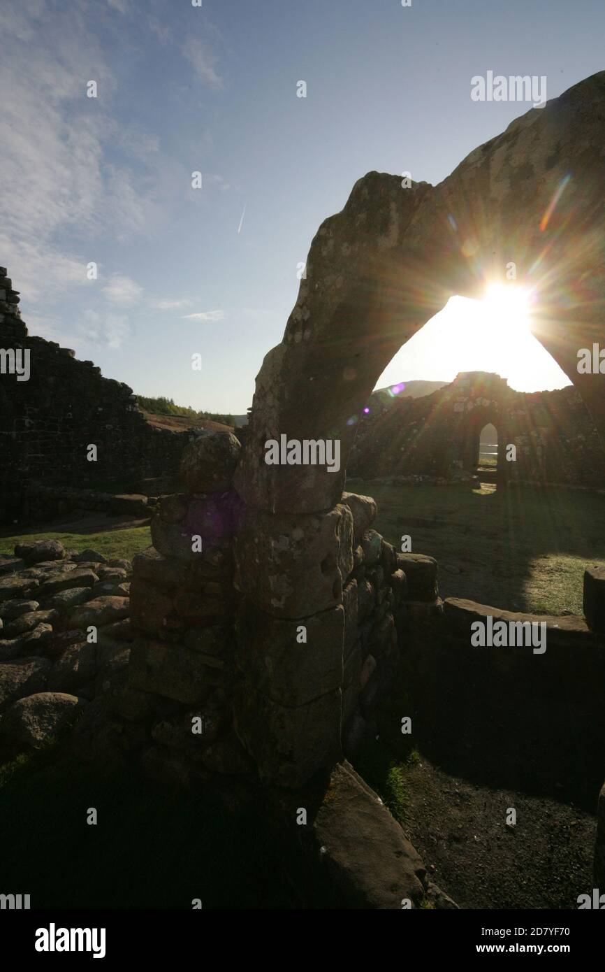 Loch Doon Castle, Dumfries & Galloway Scotland, Großbritannien. Loch Doon Castle wurde Ende 1200s von den Bruce earls of Carrick erbaut. Es mag von Robert the Bruce selbst gebaut worden sein, aber es ist wahrscheinlicher, dass es von seinem Vater, auch Robert genannt, gebaut wurde. Der größte Teil der Burg wurde Stein für Stein sorgfältig abgebaut und das gekleidete Aschlar 1935 auf dem Festland rekonstruiert. Dies wurde getan, um seine feine, ungewöhnliche Vorhangwand vor den steigenden Wasserständen zu bewahren, die durch das Wasserkraftwerk verursacht wurden. Stockfoto