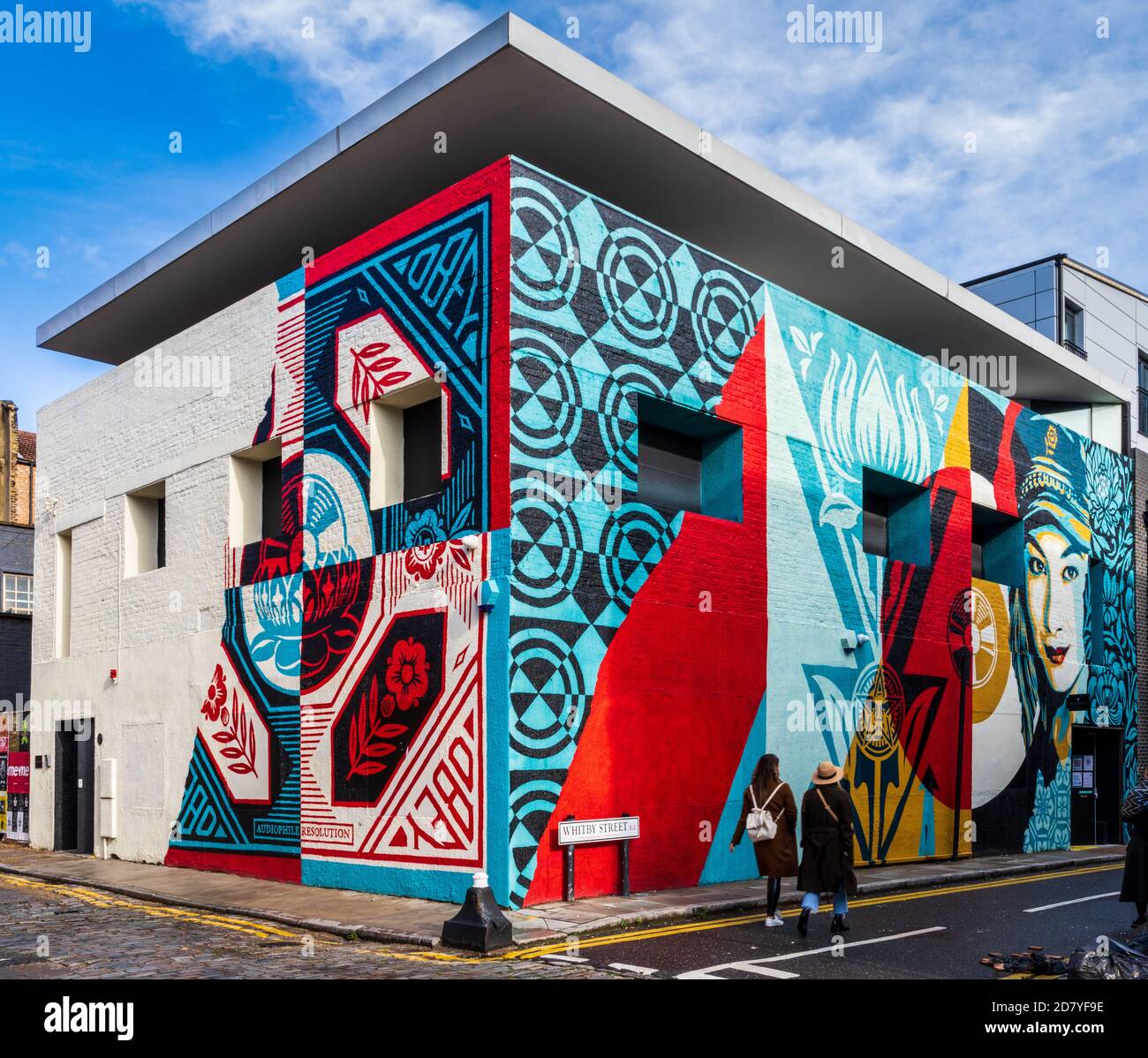 Graffitti schmückt das Dirty House im hippen Londoner Stadtteil Shoreditch. Dirty House Whitby Street Architects David Adjaye Associates. Art Shepard Fairey. Stockfoto