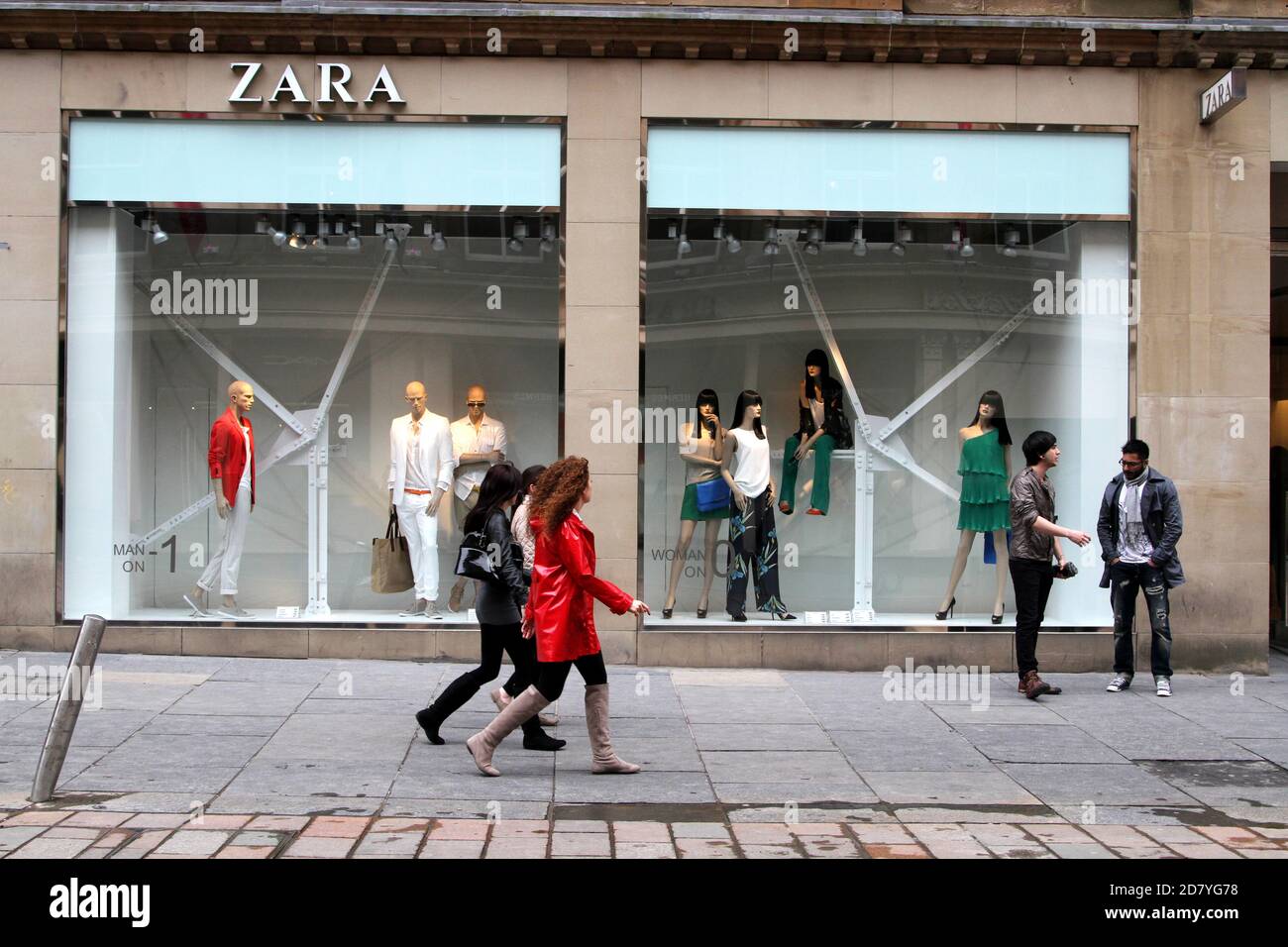 Buchanan Street, Glasgow, Schottland, Großbritannien Junge Frauen kommen an der Zara-Einkaufsstraße vorbei, an einer der belebtesten Einkaufsstraßen in Glasgows Stockfoto