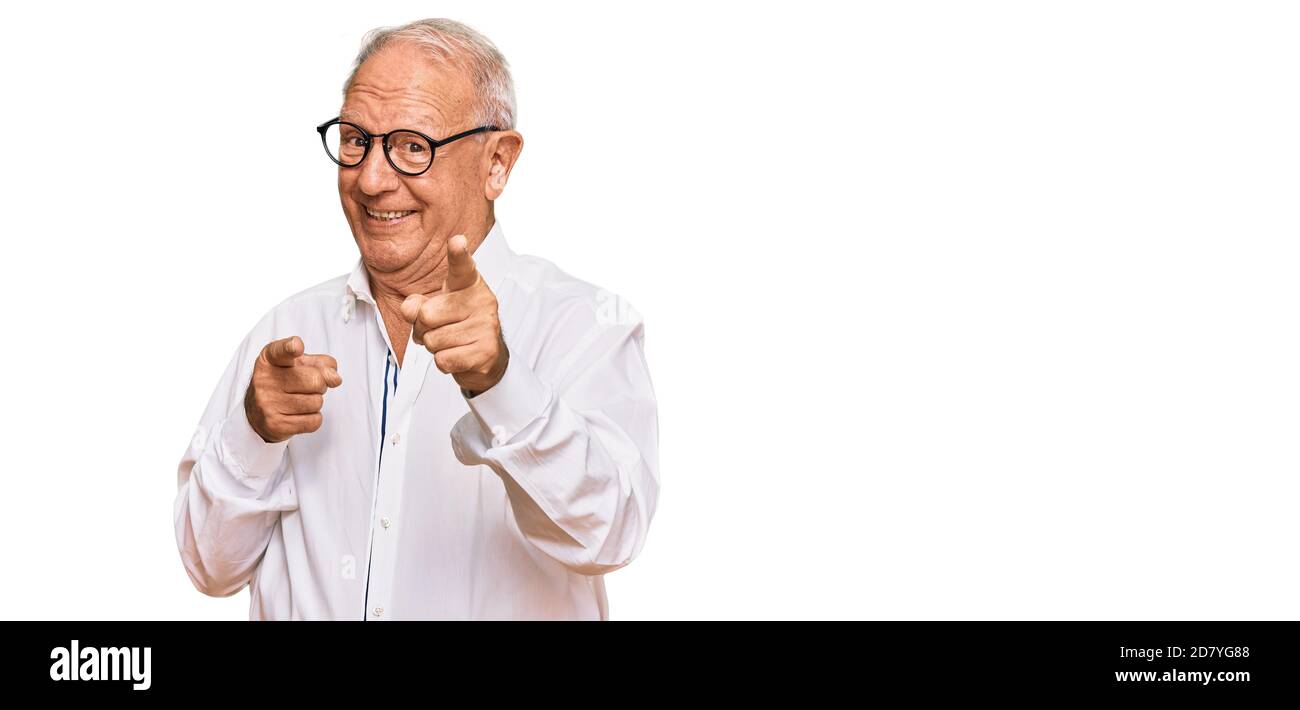 Senior kaukasischen Mann trägt Business-Shirt und Brille zeigt Finger zur Kamera mit glücklichen und lustigen Gesicht. Gute Energie und Vibes. Stockfoto