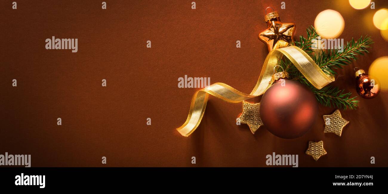 Weihnachtsbanner Hintergrund mit Weihnachtsbaum Dekorationen und Feiertage Licht Stockfoto
