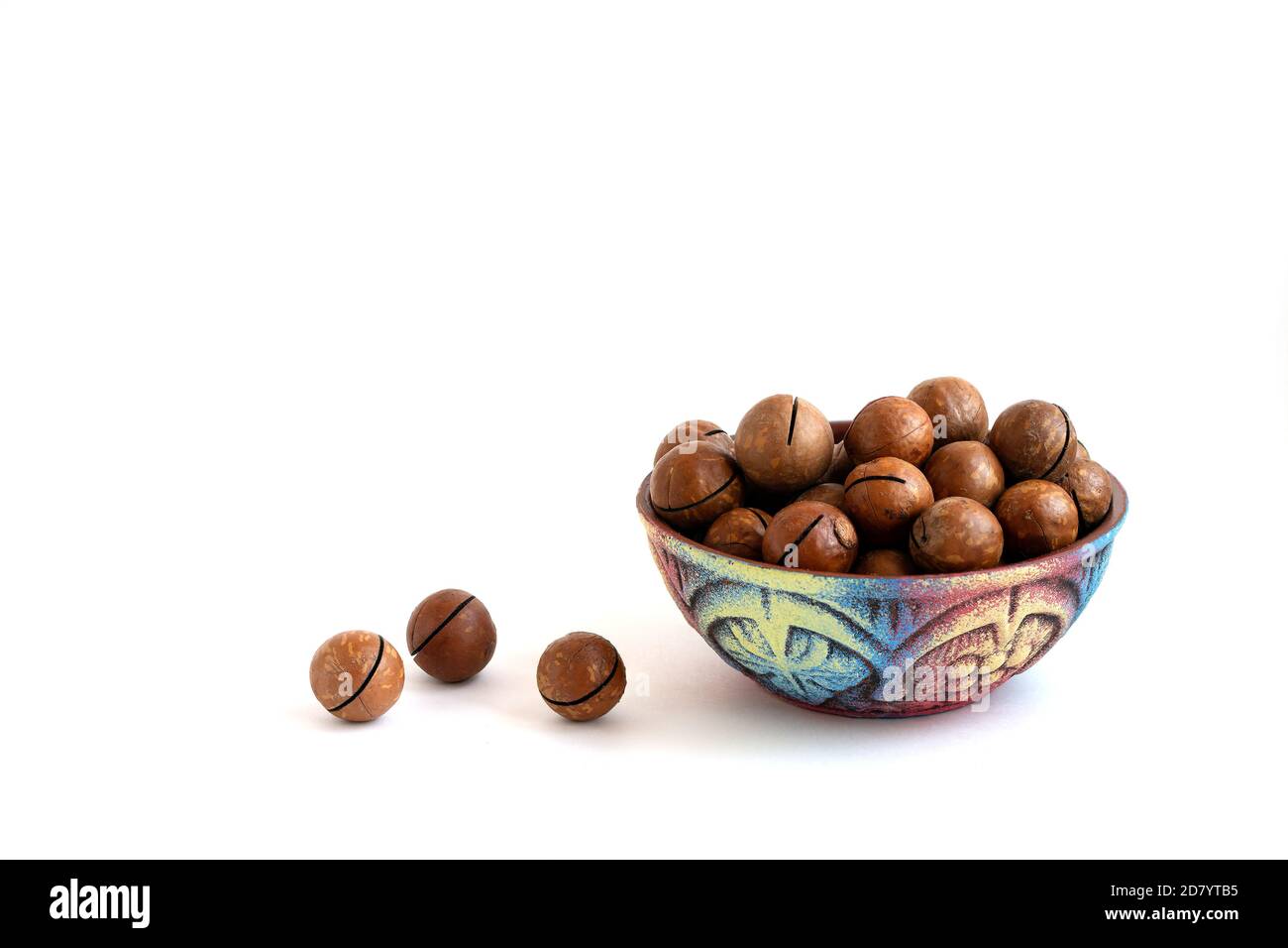 Macadamianüsse in Schüssel auf weißem Hintergrund, kopieren Raum Stockfoto