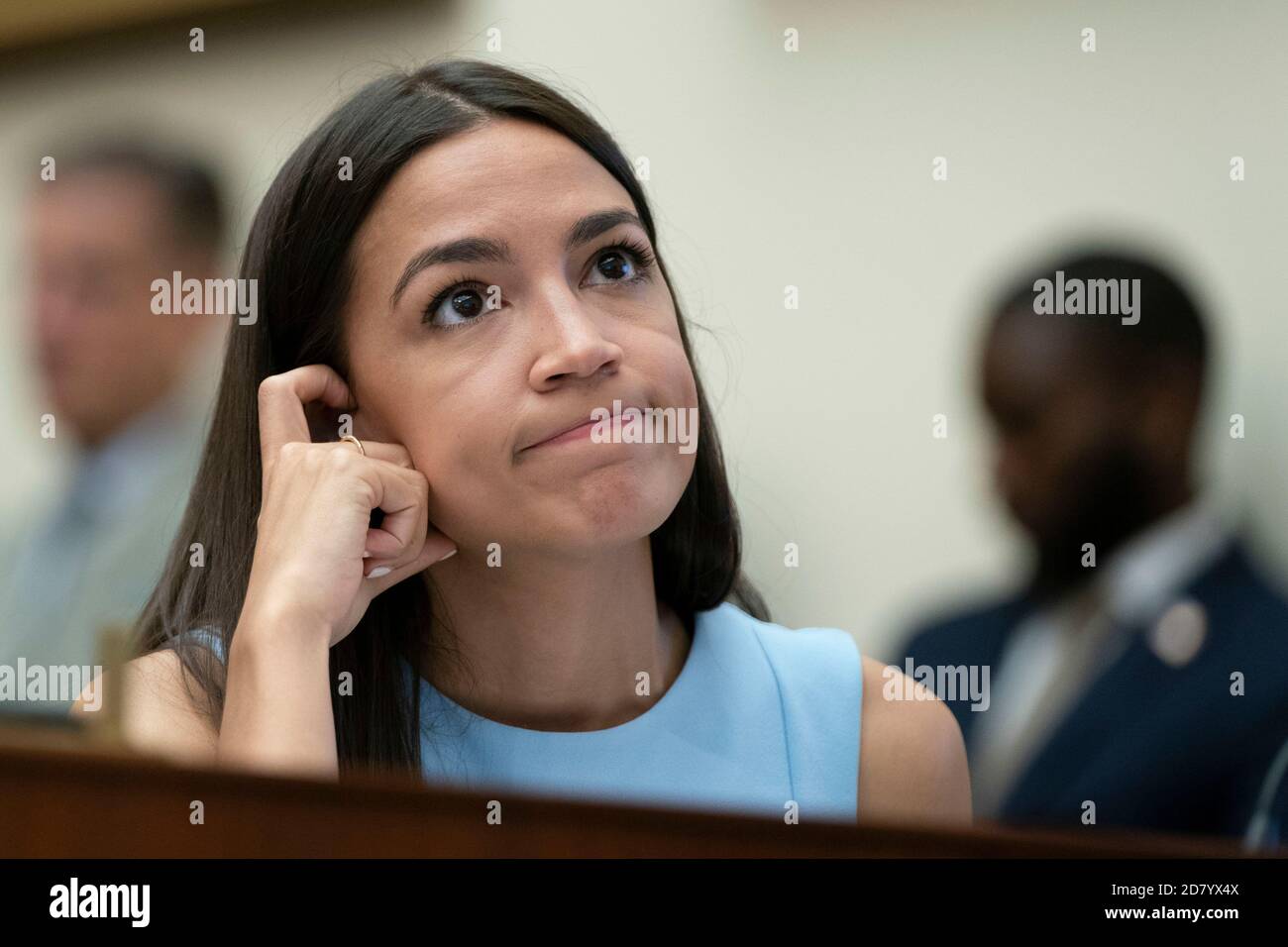 Die Vertreterin Alexandria Ocasio-Cortez, D-N.Y., hört zu, wie der Vorsitzende des Federal Reserve Board Jerome Powell am Mittwoch, den 10. Juli 2019, vor dem Finanzdienstleistungsausschuss des Repräsentantenhauses auf dem Capitol Hill in Washington, D.C. bezeugt. Gesetzgeber befragten Powell zu einer Vielzahl von Themen im Zusammenhang mit der US-Geldpolitik und dem Zustand der US-Wirtschaft. Quelle: Alex Edelman/The Photo Access Stockfoto