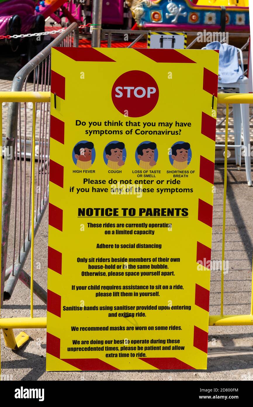Coronavirus Warnung an Eltern Hinweis, Vergnügungspark, Barry Island, Glamorgan, Wales, Großbritannien Stockfoto