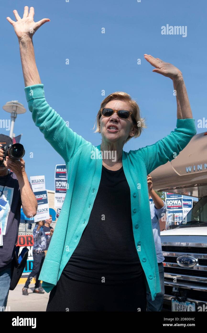 2020 Demokratische hoffnungsvolle Senatorin Elizabeth Warren, Demokratin aus Massachusetts, begrüßt Unterstützer bei einer Kundgebung vor dem Gebäude, wo das Wing Ding Dinner am 9. August 2019 in Clear Lake, Iowa, stattfinden wird. Das Abendessen ist ein muss für demokratische Präsidentschaftskandidaten vor dem Iowa Caucus geworden. Quelle: Alex Edelman/The Photo Access Stockfoto