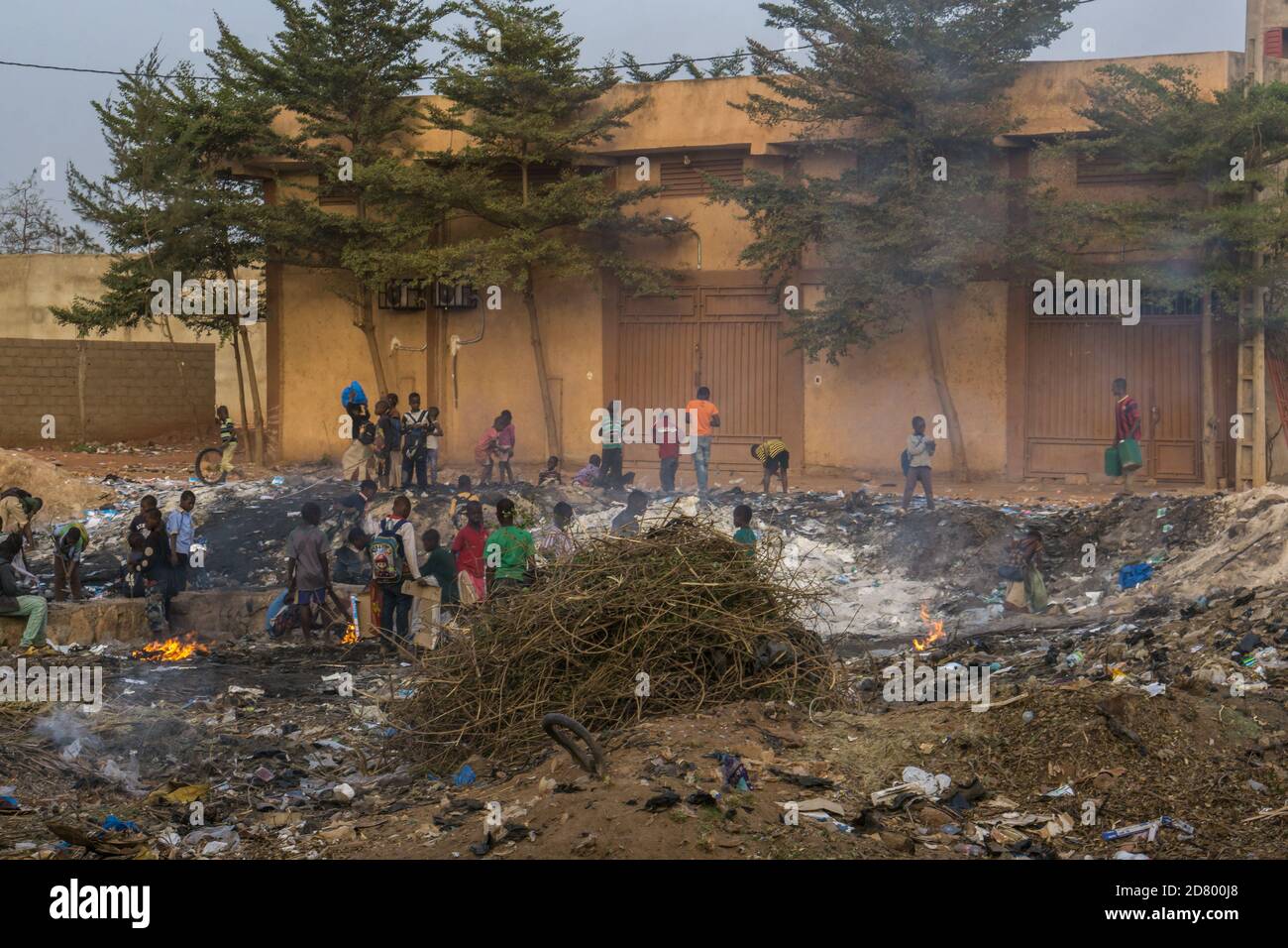Mülldeponien in Bamako, Mali, finden sich viele Kinder, die Metalle und Plastik sammeln Stockfoto