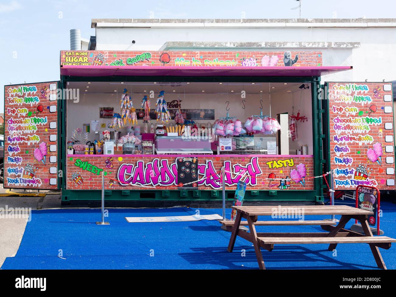 Barry Island, Glamorgan, Südwales. Süßwarenladen, der ungesunde Süßigkeiten und Snacks verkauft. Stockfoto