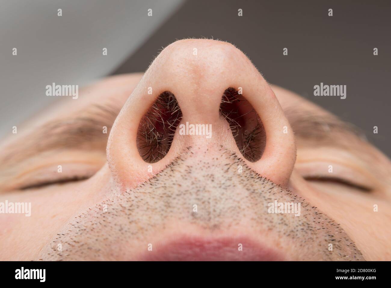 Männliche menschliche Nasenlöcher von unten Stockfoto