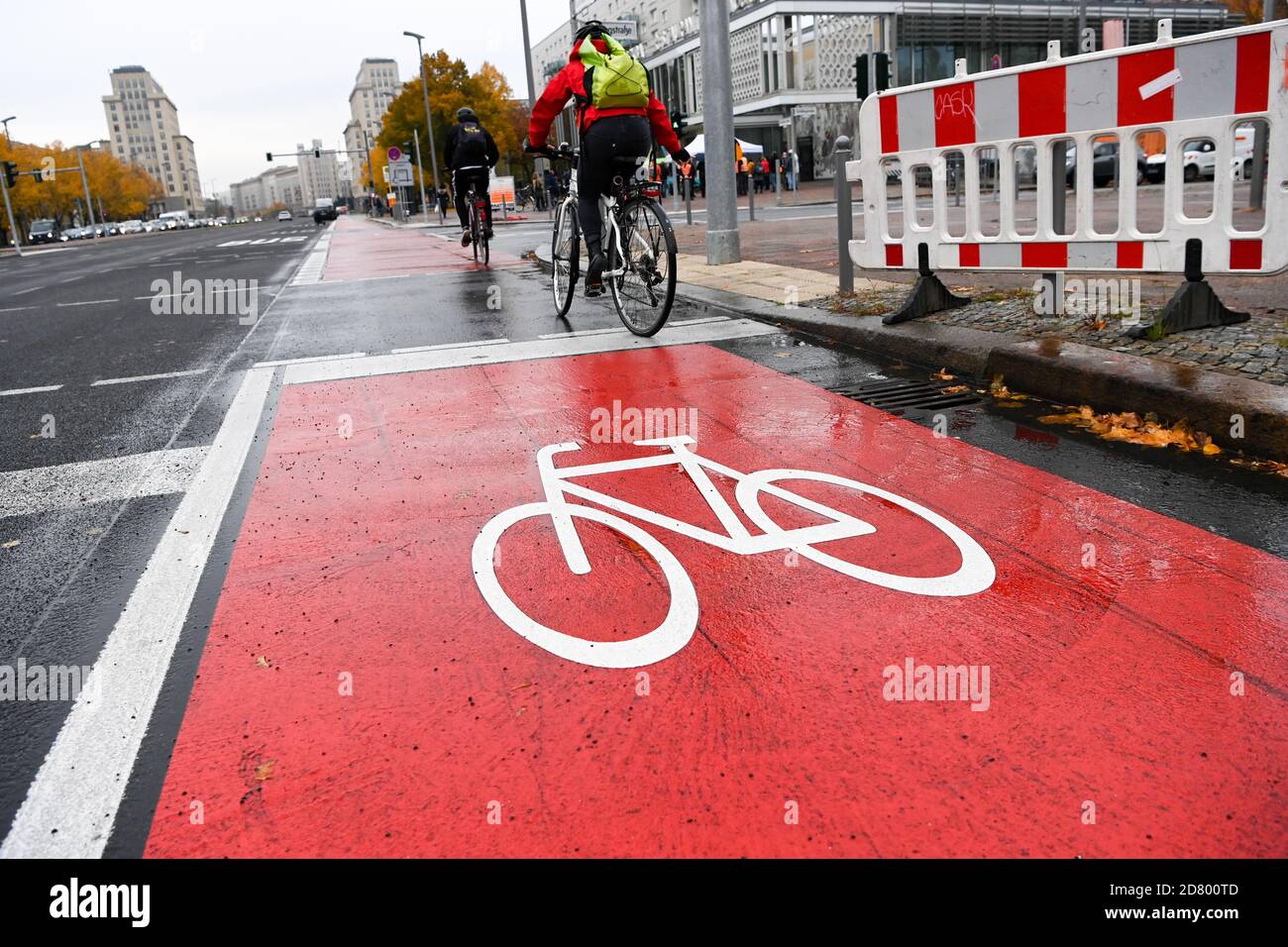 Berlin, Deutschland. Oktober 2020. Die neu gestaltete Karl-Marx-Allee mit breiten Radwegen, besseren Überquerung für Fußgänger und einem bald zu grünenden Zentralreservat ist fertig gestellt und wurde heute nach 28-monatiger Bauzeit übergeben. Der Umbau der Hauptstraße zwischen Strausberger Platz und Otto-Braun-Straße wurde zugunsten des Fußgänger- und Fahrradverkehrs durchgeführt. Statt Parkplätze gibt es beispielsweise eine Grünfläche in der Mitte der Karl-Marx-Allee. Quelle: Jens Kalaene/dpa-Zentralbild/ZB/dpa/Alamy Live News Stockfoto