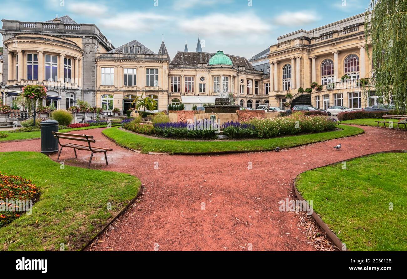 SPA, BELGIEN - 1. OKTOBER 2020: Blick auf den Gartenpark mit Brunnen vor dem ältesten Casino der Welt. Spa, Belgien. Stockfoto