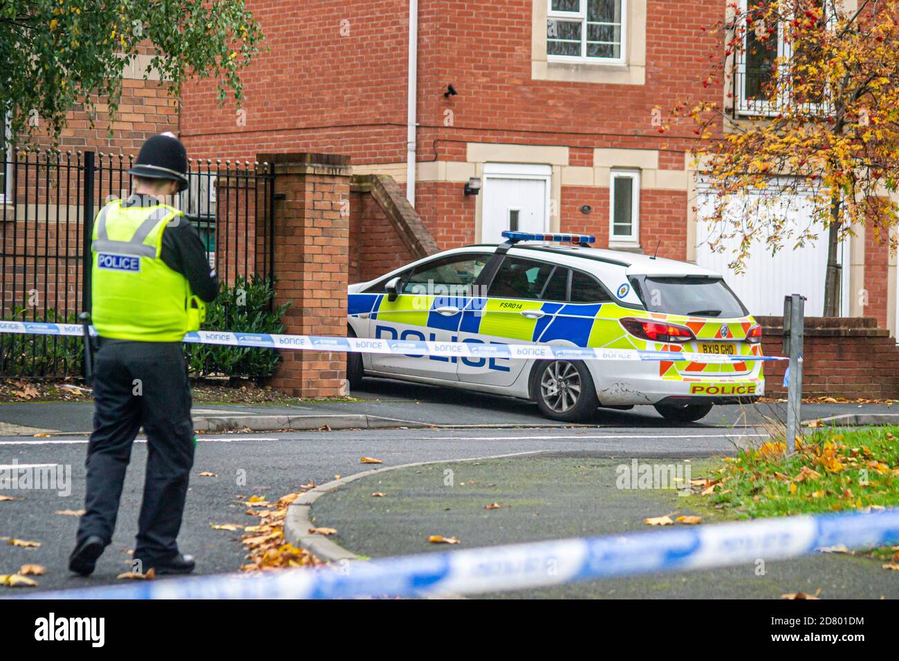 Polizeibeamter und Polizeiauto am Tatort in Birmingham. West Midlands Police Stockfoto