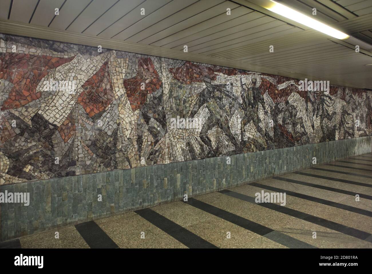 Schlacht von Sokolovo, dargestellt im Steinmosaik der tschechoslowakischen Künstler Sauro Ballardini und Oldřich Oplt (1974) in der Eingangshalle des Florenc-Bahnhofs der Prager Metro in Prag, Tschechische Republik. Die Schlacht von Sokolovo (Bitva U Sokolova) im März 1943 war das erste Engagement der tschechoslowakischen Streitkräfte an der Ostfront während des Zweiten Weltkriegs Der Bahnhof Florenc wurde früher nach der Schlacht Sokolovská Bahnhof genannt. Der Bahnhof selbst wurde vom tschechoslowakischen Architekten Vladimír Uhlíř entworfen. Stockfoto