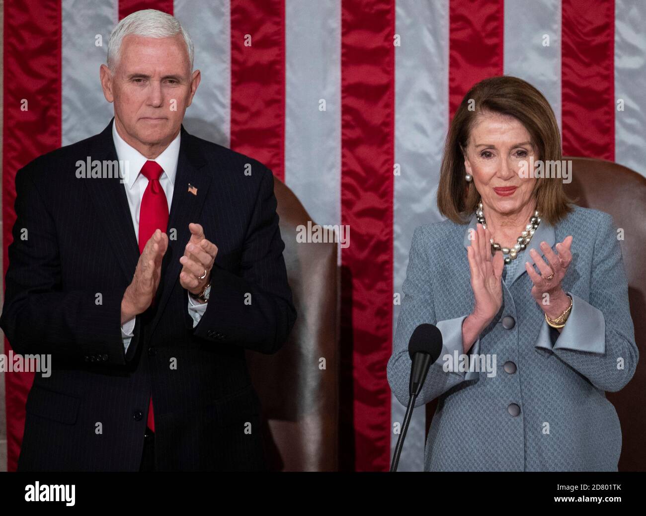 US-Vizepräsident Mike Pence und die Präsidentin des Repräsentantenhauses Nancy Pelosi, Demokratin aus Kalifornien, klatschen als NATO-Generalsekretär Jens Stoltenberg am Mittwoch, den 3. April 2019, zu einer gemeinsamen Kongresssitzung auf dem Kapitol. Quelle: Alex Edelman/The Photo Access Stockfoto