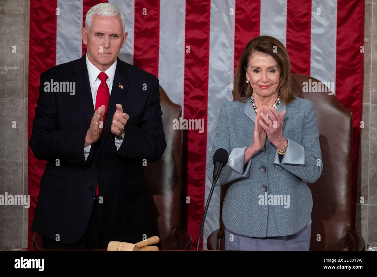 US-Vizepräsident Mike Pence und die Präsidentin des Repräsentantenhauses Nancy Pelosi, Demokratin aus Kalifornien, klatschen als NATO-Generalsekretär Jens Stoltenberg am Mittwoch, den 3. April 2019, zu einer gemeinsamen Kongresssitzung auf dem Kapitol. Quelle: Alex Edelman/The Photo Access Stockfoto