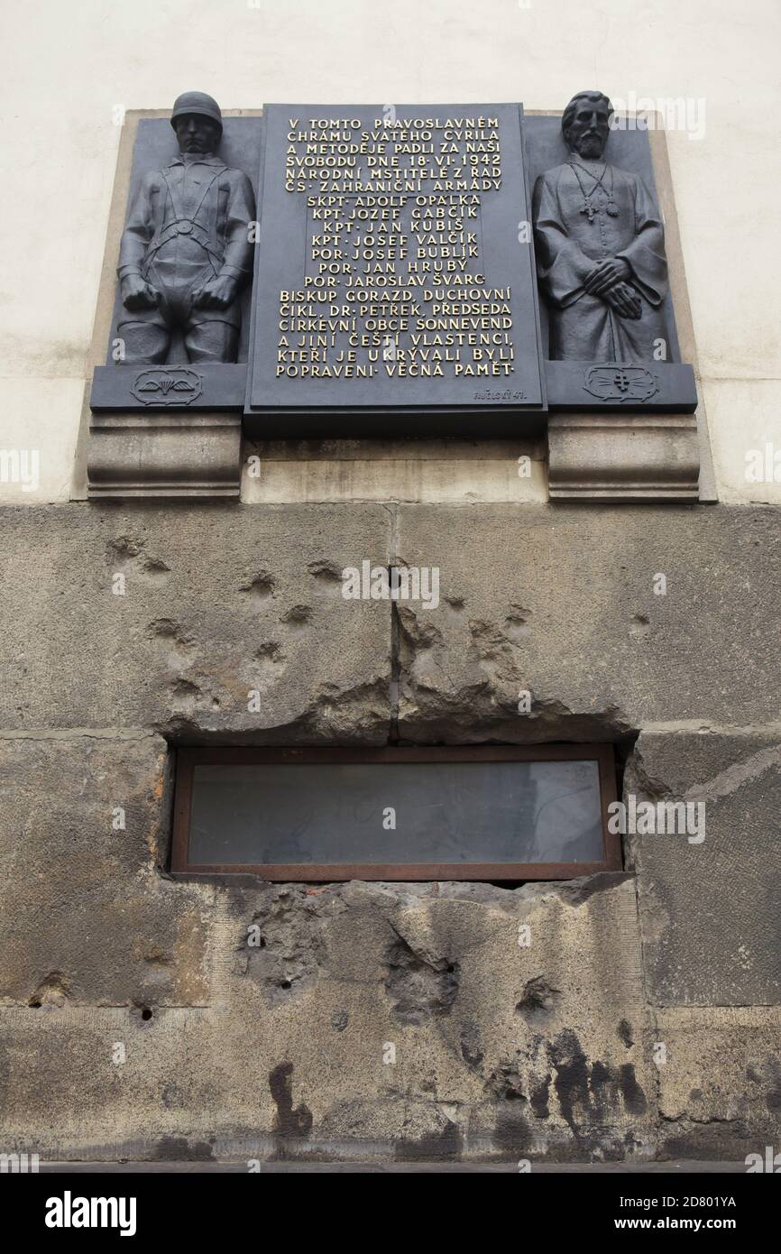 Gedenktafel für tschechoslowakische Fallschirmjäger und orthodoxe Geistliche über dem Fenster der Krypta der Kathedrale der Heiligen Kyrill und Methodius in der Resslova-Straße in Nové Město (Neustadt) in Prag, Tschechische Republik. Die Tafel des tschechischen Bildhauers František Bělský wurde 1947 zu Ehren der tschechoslowakischen Fallschirmjäger enthüllt, die während der Operation Anthropoid gefallen sind, sowie der hingerichteten Geistlichen der tschechoslowakischen orthodoxen Kirche, die den Fallschirmjägern 1942 in der Krypta der Kathedrale Zuflucht boten. Stockfoto