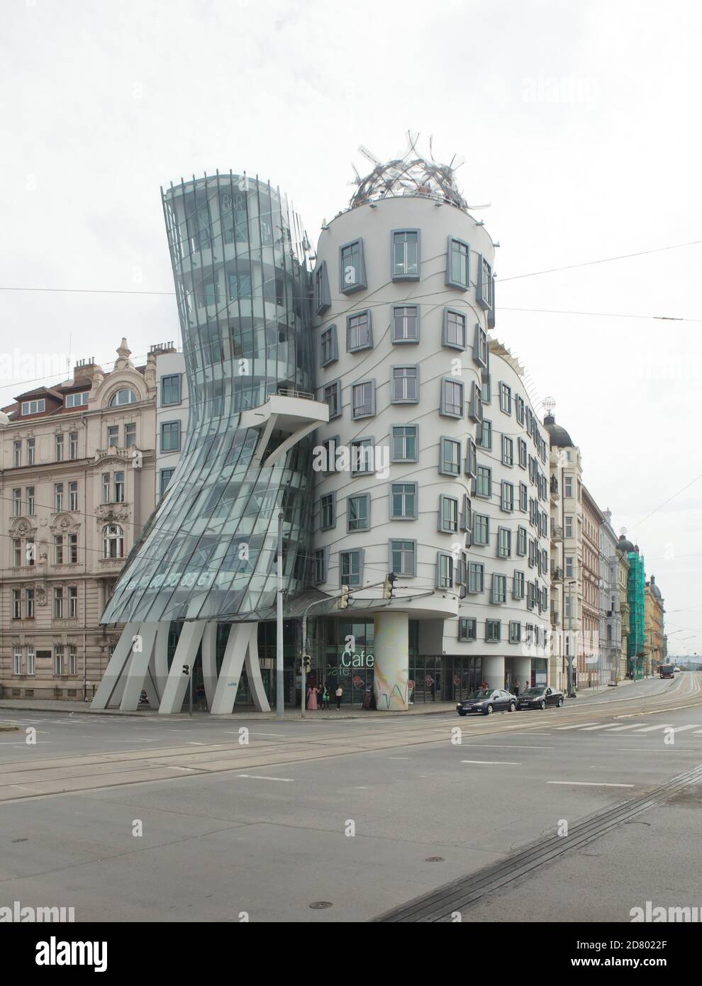 Tanzendes Haus (Tančící dům) entworfen von den Architekten Vlado Milunić und Frank Gehry (1996) in Nové Město (Neustadt) Prag, Tschechische Republik. Stockfoto