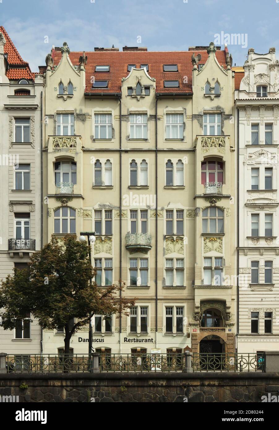 Das als Hilberthaus (Hilbertův dům) bekannte Jugendstilhaus befindet sich am Ufer der Moldau in Nové Město (Neustadt) in Prag, Tschechische Republik. Das Jugendstilgebäude des tschechischen Architekten Kamil Hilbert mit Stuckverzierungen des tschechischen Bildhauers Karel Novák wurde von 1904 bis 1905 im heutigen Masarykovo-Ufer errichtet. Stockfoto