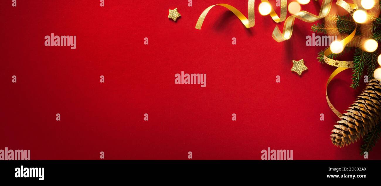 Weihnachtsbaum Dekoration Komposition auf rotem Hintergrund mit Kopierraum, Banner Stockfoto