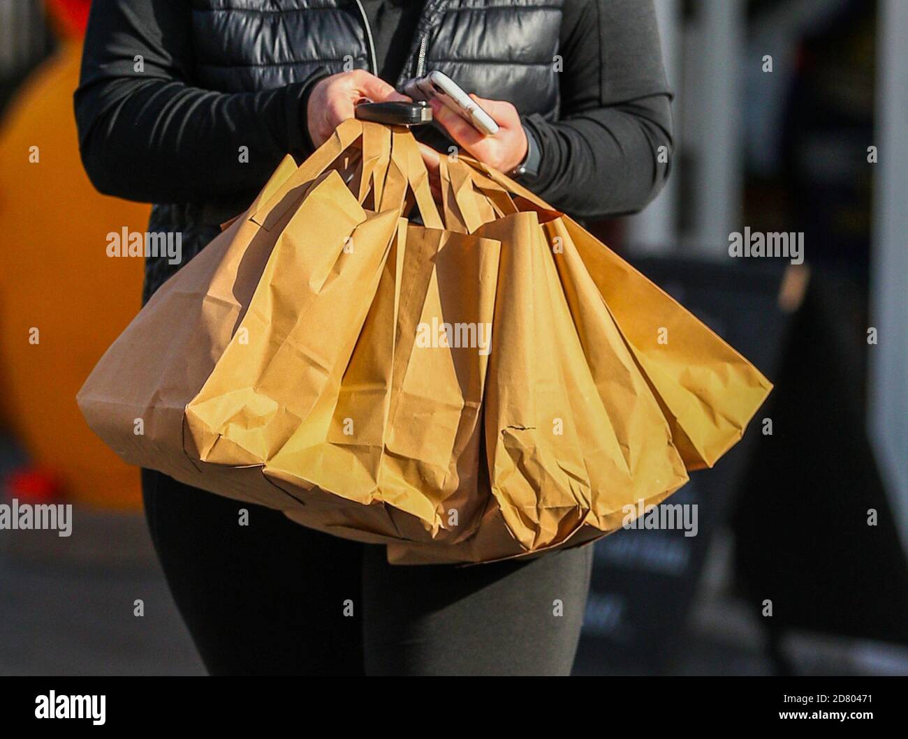 Leah Cain hilft bei der Lieferung von Lunchpaketen, die von Becky Houghton Besitzer von Taste in Dingle, Liverpool, zur Verfügung gestellt werden, die kostenlose Schulmahlzeiten für Kinder während der Halbzeit. Gemeinden und Unternehmen versprechen weiterhin kostenlose Nahrung für Kinder in Not während der Halbzeitpause dieser Woche, nachdem die Regierung einen Labour-Antrag zur Verlängerung der kostenlosen Schulmahlzeiten in England über die Feiertage besiegt hat. Stockfoto