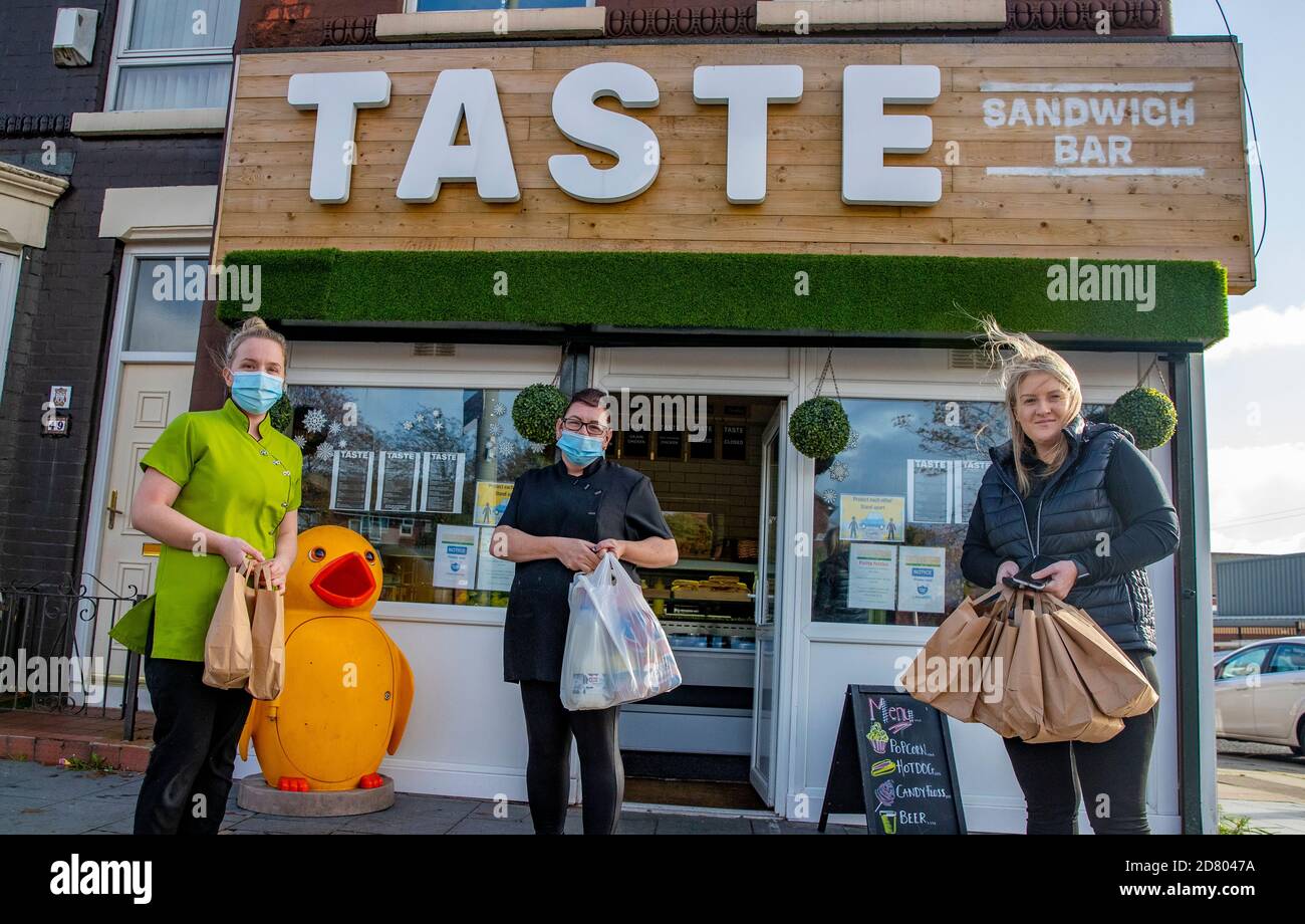 Becky Houghton Besitzer von Taste in Dingle, Liverpool, Kate Laverty (Mitte) und Leah Cain (rechts), die kostenlose Schulmahlzeiten für Kinder während der Halbzeit bieten. Gemeinden und Unternehmen versprechen weiterhin kostenlose Nahrung für Kinder in Not während der Halbzeitpause dieser Woche, nachdem die Regierung einen Labour-Antrag zur Verlängerung der kostenlosen Schulmahlzeiten in England über die Feiertage besiegt hat. Stockfoto