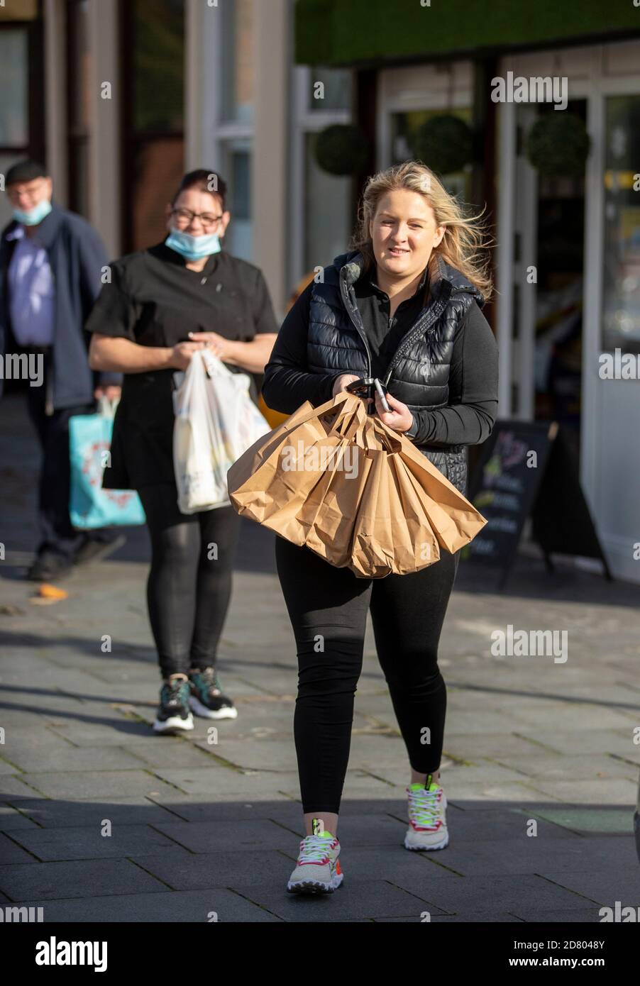 Leah Cain hilft bei der Lieferung von Lunchpaketen, die von Becky Houghton Besitzer von Taste in Dingle, Liverpool, zur Verfügung gestellt werden, die kostenlose Schulmahlzeiten für Kinder während der Halbzeit. Gemeinden und Unternehmen versprechen weiterhin kostenlose Nahrung für Kinder in Not während der Halbzeitpause dieser Woche, nachdem die Regierung einen Labour-Antrag zur Verlängerung der kostenlosen Schulmahlzeiten in England über die Feiertage besiegt hat. Stockfoto