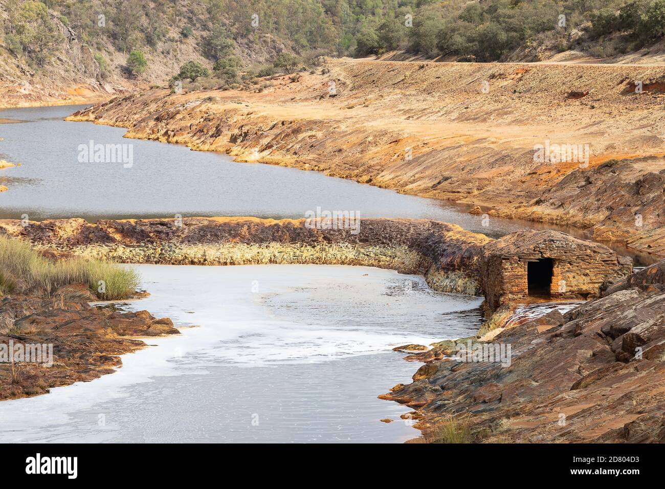 Alte Wassermühle im Rio Tinto Fluss in Huelva, Andalusien, Spanien Stockfoto