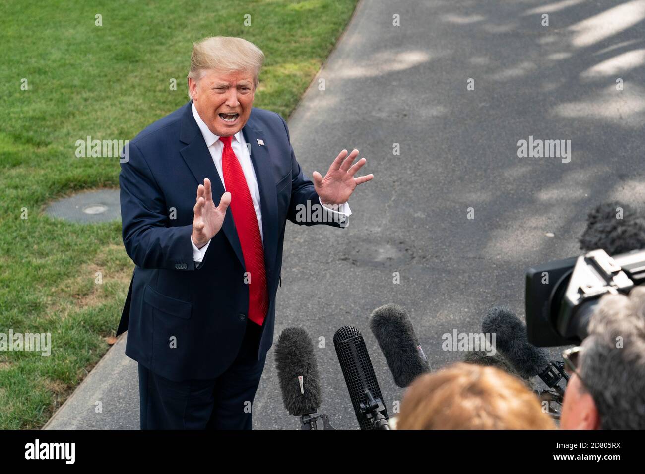 US-Präsident Donald Trump spricht mit Gesten vor dem Einstieg in Marine One auf dem South Lawn des Weißen Hauses in Washington, D.C., USA, am Mittwoch, den 24. Juli 2019. Trump wird für eine Spendenaktion nach West Virginia reisen, bevor er heute Abend ins Weiße Haus zurückkehrt. Quelle: Alex Edelman/The Photo Access Stockfoto