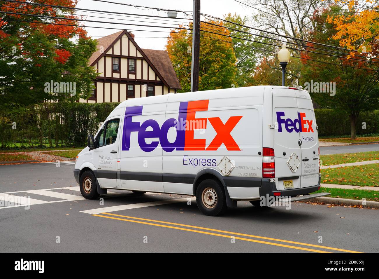 PRINCETON, NJ -23 Okt 2020- Ansicht eines Lieferwagens von Federal Express (Fedex) auf der Straße in New Jersey, USA Stockfoto