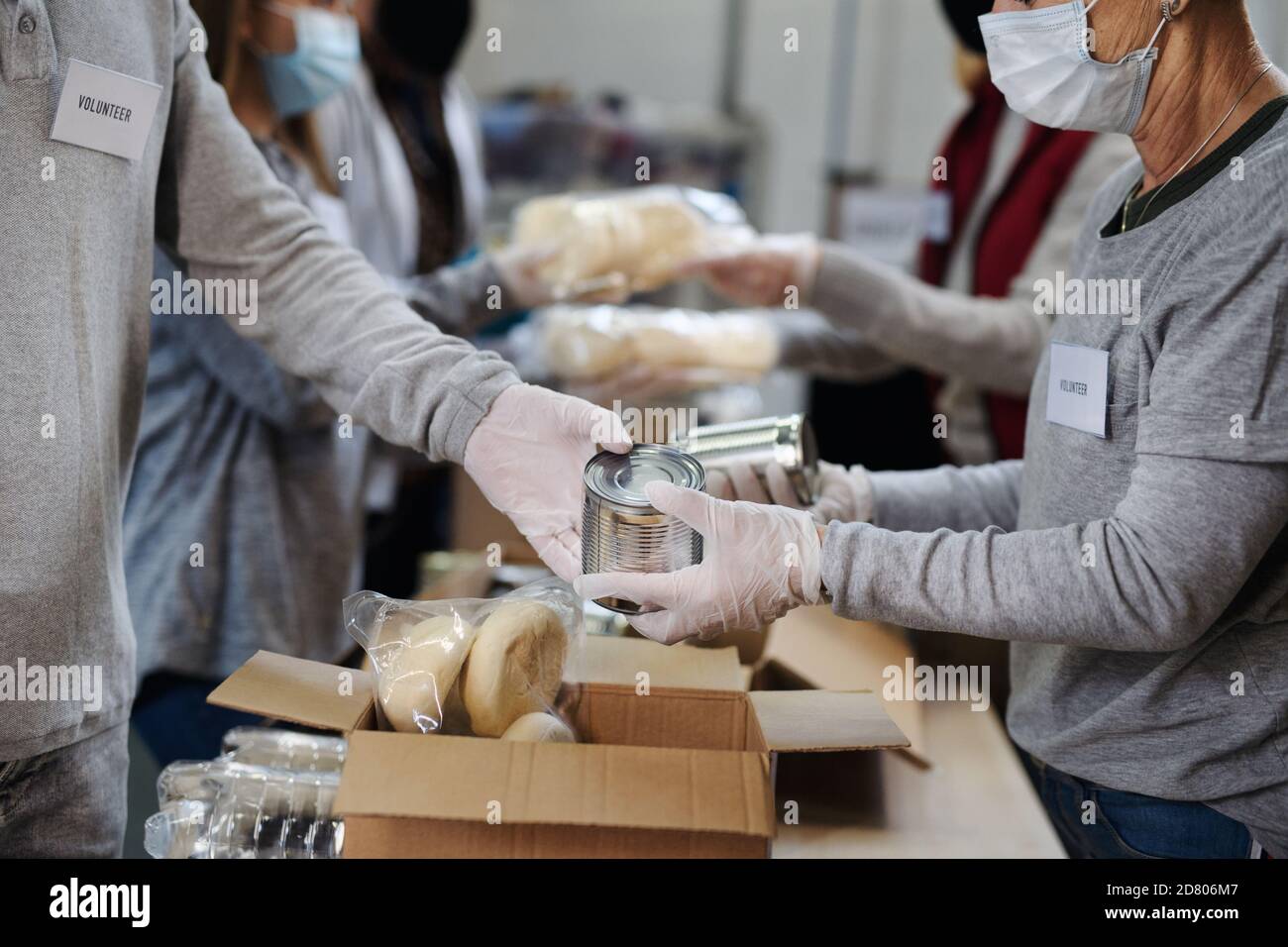 Gruppe von Freiwilligen in Gemeinde Spendenzentrum, Lebensmittelbank und Coronavirus Konzept. Stockfoto