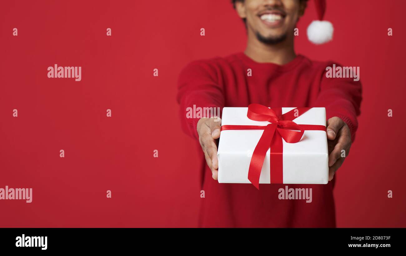 Geschenkbox in Händen in dekorativem Papier verpackt Stockfoto