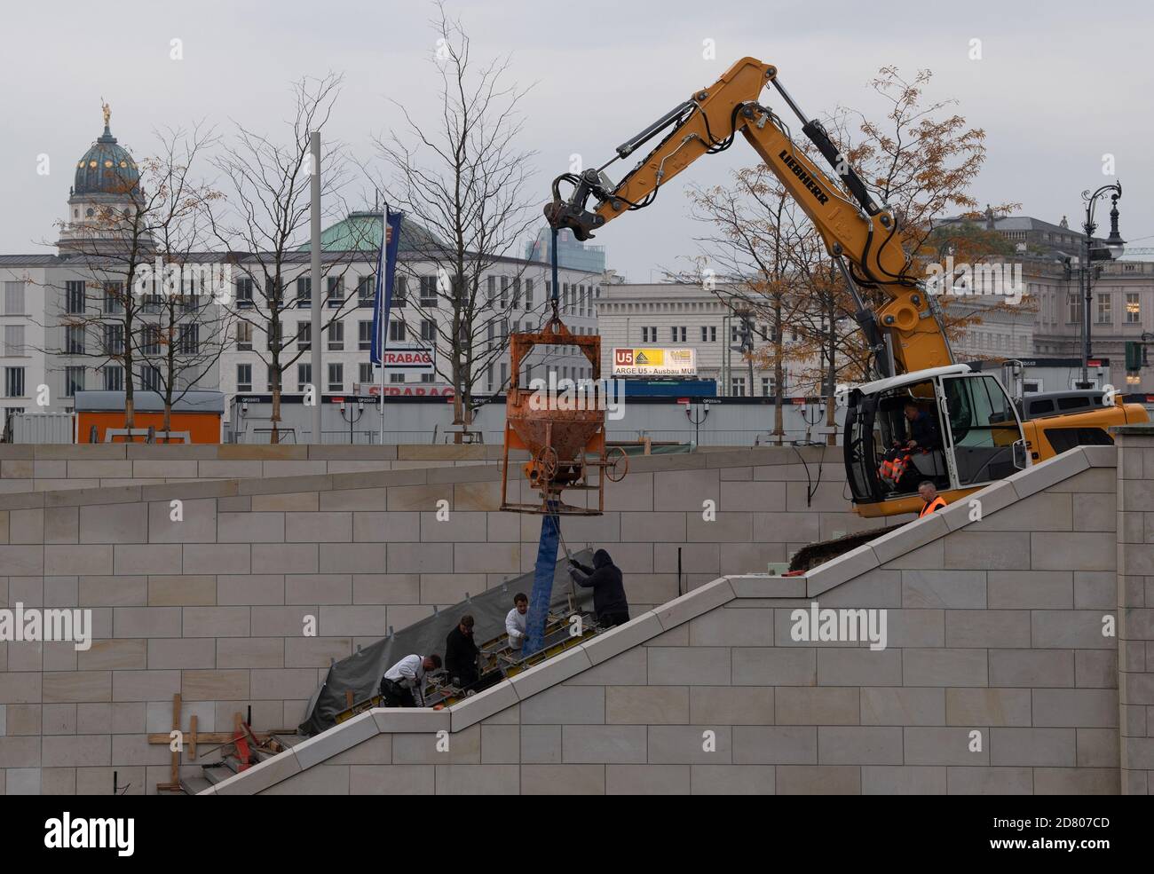 Berlin, Deutschland. Oktober 2020. Arbeiter, die die Treppe auf der Spree-Seite des Humboldt Forums bewässern. Quelle: Paul Zinken/dpa-Zentralbild/dpa/Alamy Live News Stockfoto