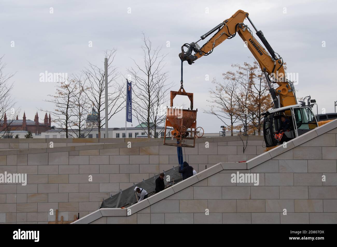 Berlin, Deutschland. Oktober 2020. Arbeiter, die die Treppe auf der Spree-Seite des Humboldt Forums bewässern. Quelle: Paul Zinken/dpa-Zentralbild/dpa/Alamy Live News Stockfoto