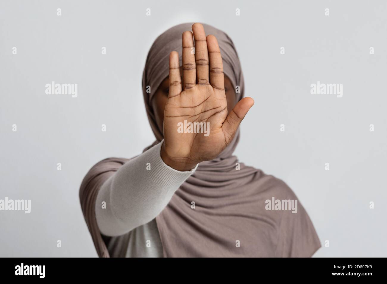 Keine Diskriminierung. Schwarze Dame in Hijab zeigt Stop-Geste mit offener Handfläche Stockfoto