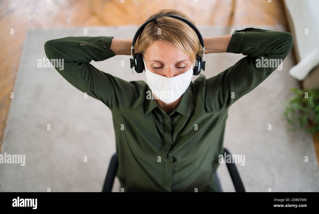 Portrait der Frau mit Kopfhörern Entspannung drinnen zu Hause, psychische Gesundheit Konzept. Stockfoto