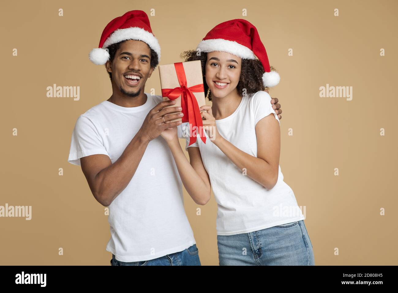 Feiern Sie Weihnachten zusammen und betrachten Sie die Kamera Stockfoto