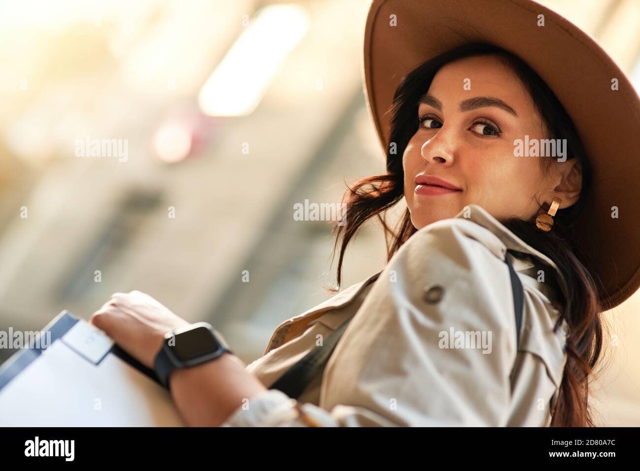 Porträt einer stilvollen schönen kaukasischen Frau trägt Hut Blick auf die Kamera, während zu Fuß Stadt Straßen. Mode, Menschen Lifestyle-Konzept Stockfoto