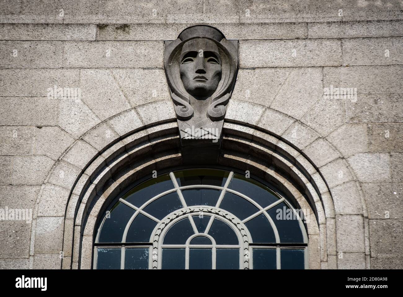 Eine Skulptur mit dem Kopf einer Frau über einem Fenster des Industrie- und Handelsministeriums, Kildare Street, Dublin. Stockfoto