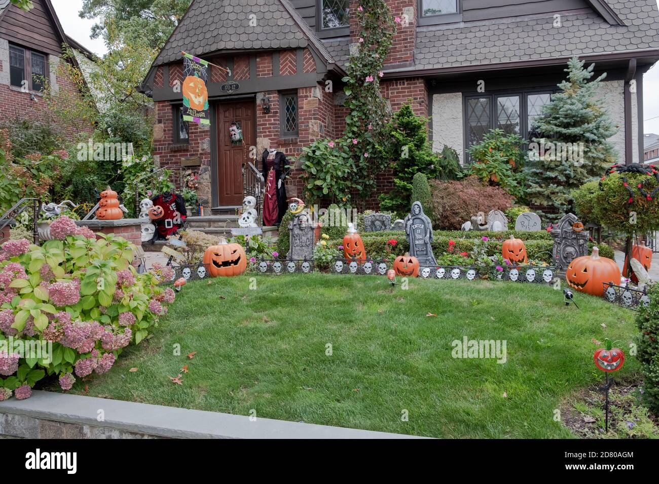 Aufwendige Halloween-Dekorationen auf dem Rasen eines Privathauses in Flushing, Queens, New York City. Stockfoto