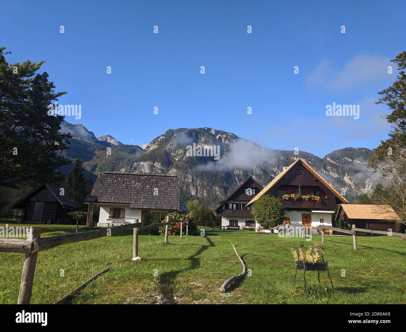 Landschaftlich schöne Aussicht auf Herbst nebligen Berge Landschaft und grünen Bauernhof mit niedlichen Häusern. Stockfoto