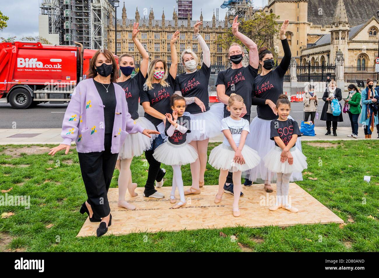 London, Großbritannien. Oktober 2020. Arlene Phillips unterstützt sie - Balletttänzer treten für das Überleben auf dem Platz auf - eine von einer Reihe von kreativen Aktivierungen, die jeden Tag auf dem Parliament Square stattfinden. Ziel ist es, die Bandbreite der Live-Veranstaltungen und die technische Lieferkette zu präsentieren, die sie unterstützen, und dass Live-Veranstaltungen staatliche Richtlinien benötigen, um Menschen bei der Rückkehr zur Arbeit und weitere finanzielle Unterstützung zu helfen, bis jeder zurückkehren kann. Kredit: Guy Bell/Alamy Live Nachrichten Stockfoto