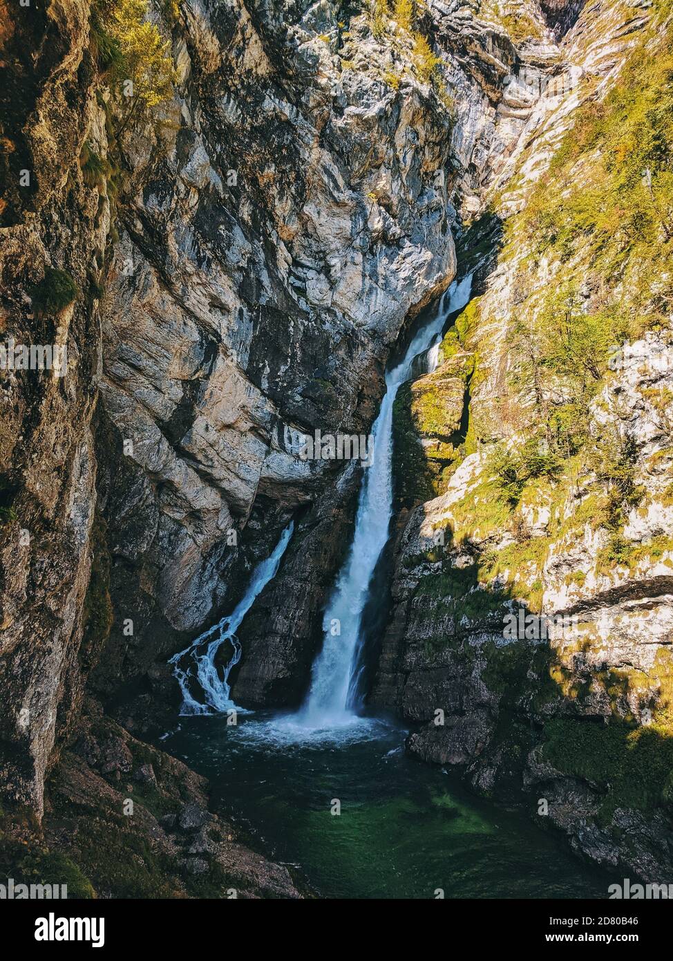 Landschaftlich schöne Herbstgebirgslandschaft und Wasserfall Savica Stockfoto