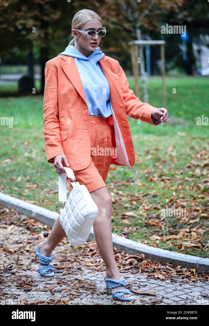 MAILAND, Italien - September 25 2020: Tatyana Kodzayeva auf der Straße in Mailand. Stockfoto