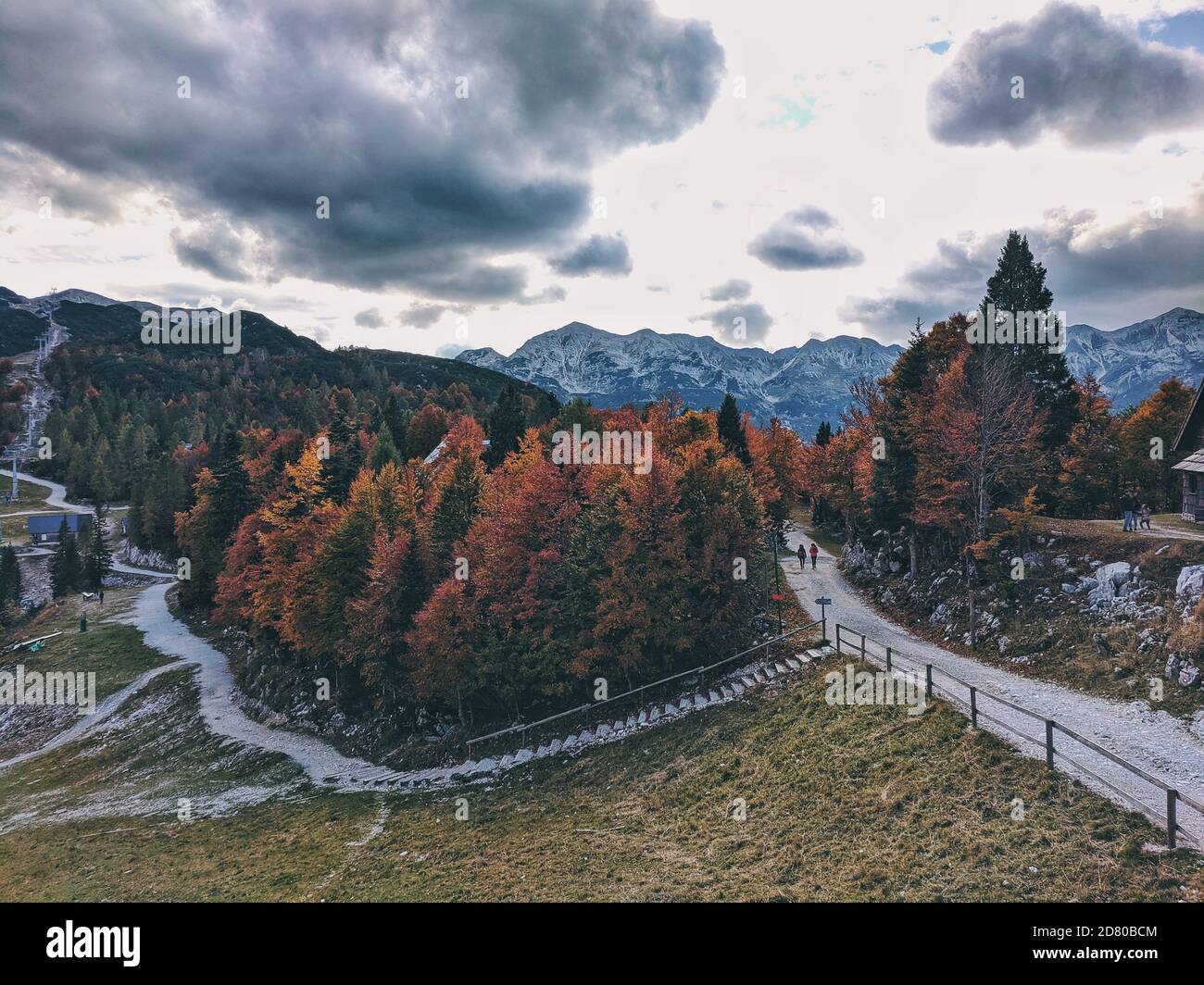 Herbstansicht der schönen Berglandschaft und Bohinj See aus Aussichtspunkt in Vogel Stockfoto