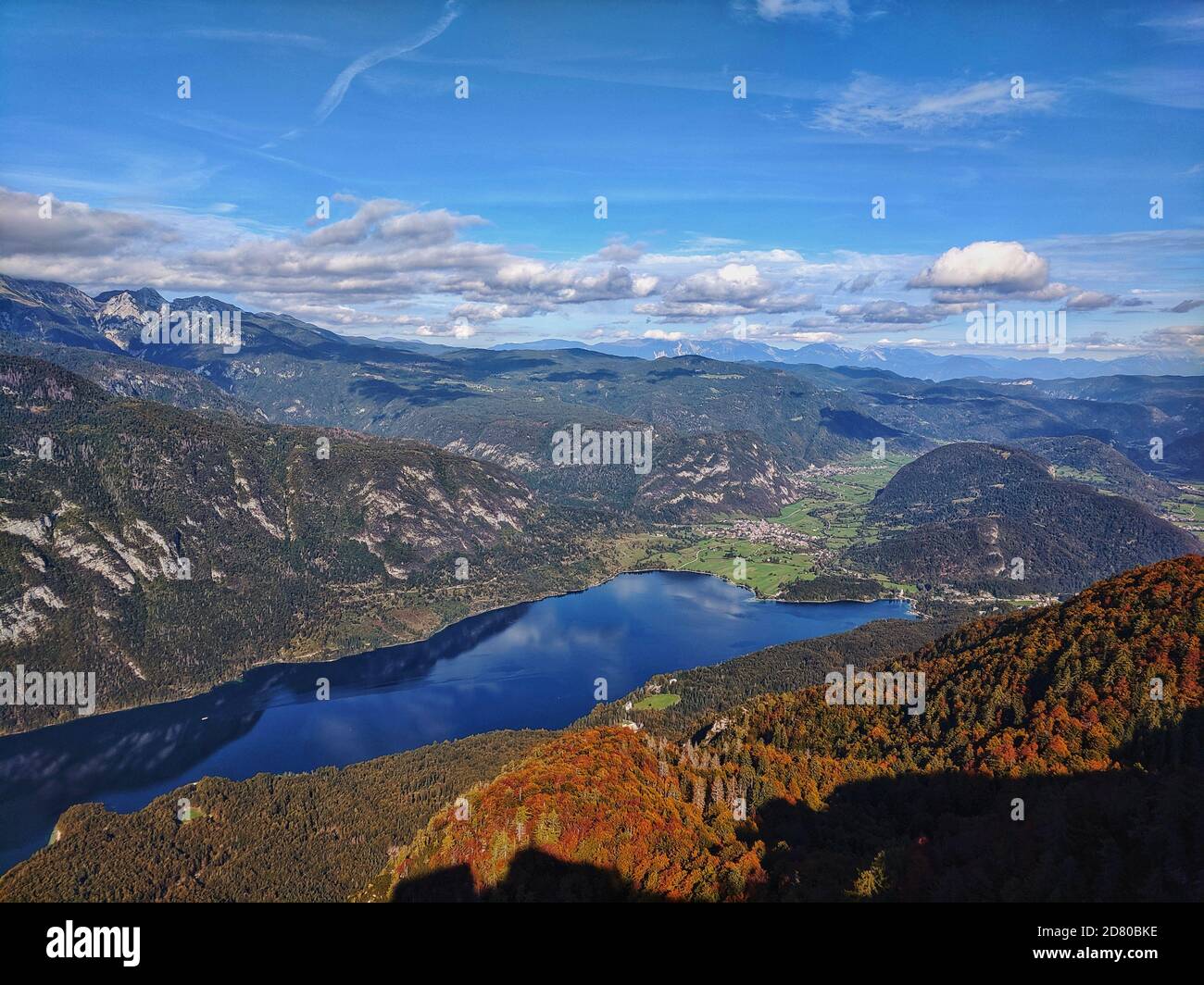 Herbstansicht der schönen Berglandschaft und Bohinj See aus Aussichtspunkt in Vogel Stockfoto