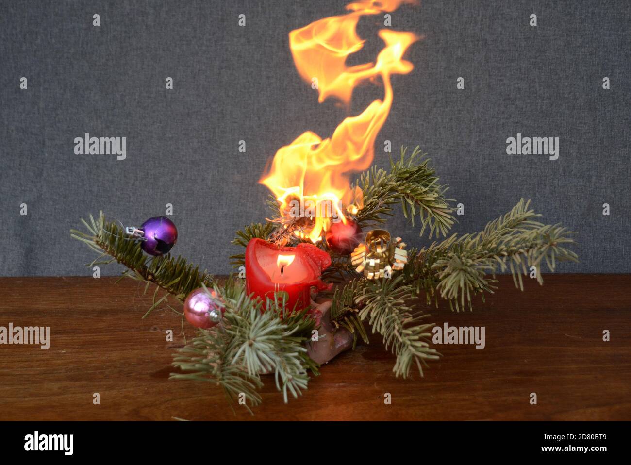 Trockene Weihnachtsdekoration auf Feuer. Stockfoto