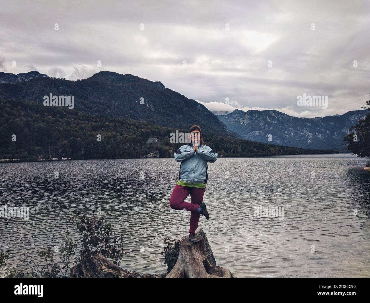 Frau Reisende in schönen Berglandschaft und in der Nähe Bohinj See Im Herbst Stockfoto