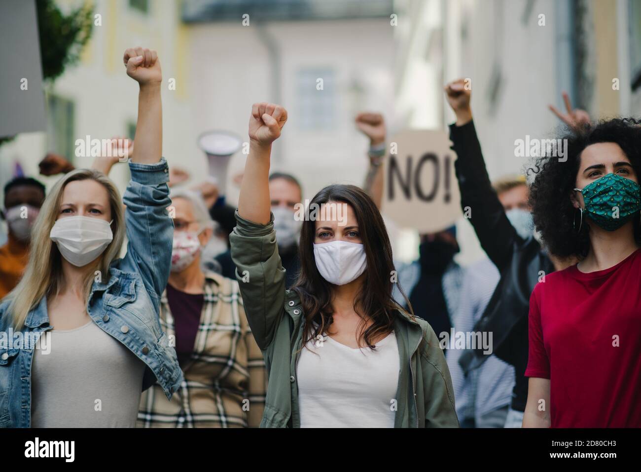 Gruppe von Aktivisten protestieren auf Straßen, Frauen marschieren und Demonstrationskonzept. Stockfoto