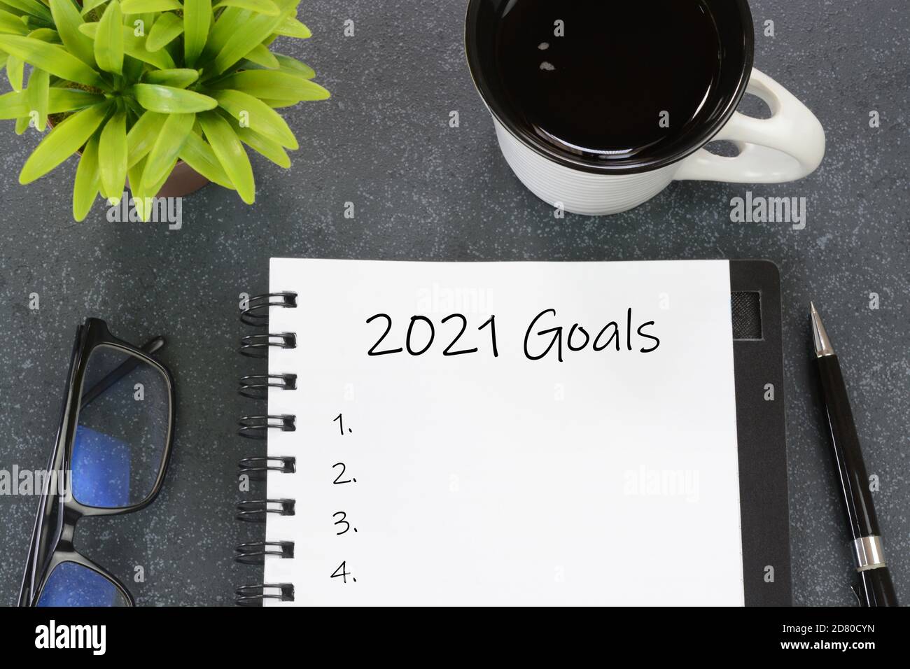 2021 Tore auf einem Tagebuch auf schwarzem Hintergrund geschrieben Stockfoto